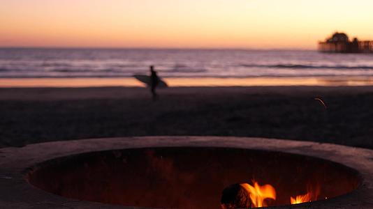 黄昏时在加里福尼亚的露营火坑、海滨火焰冲浪器和火焰冲浪器视频的预览图