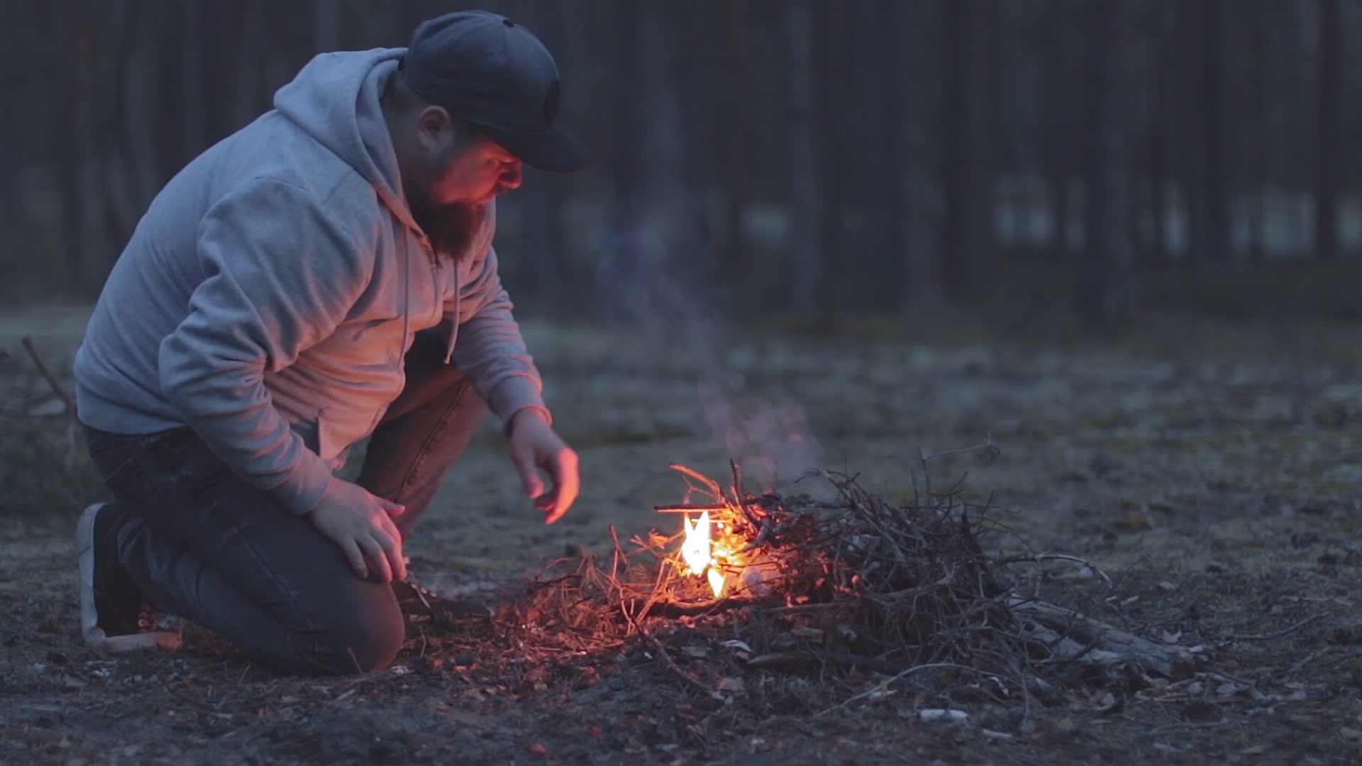 登山者在夜林中营火视频的预览图