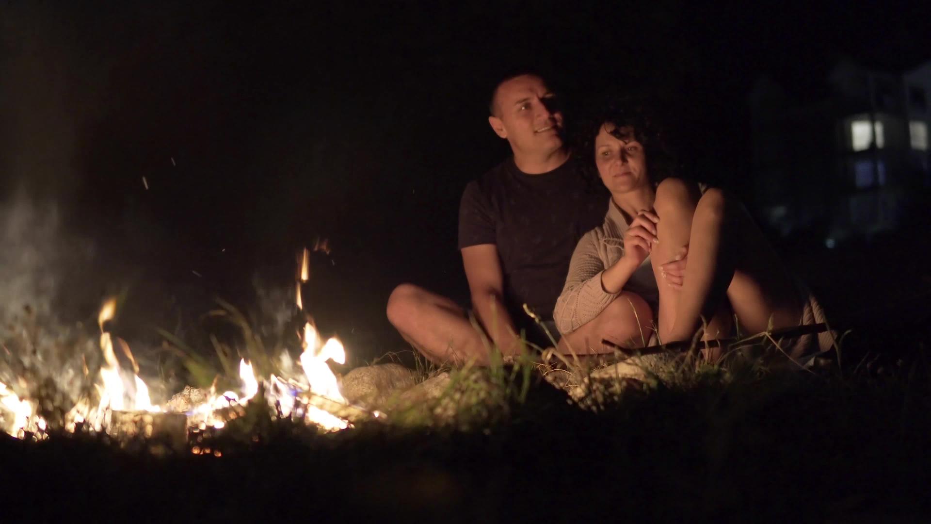 两对朋友和情侣坐在营火旁轻松放松视频的预览图