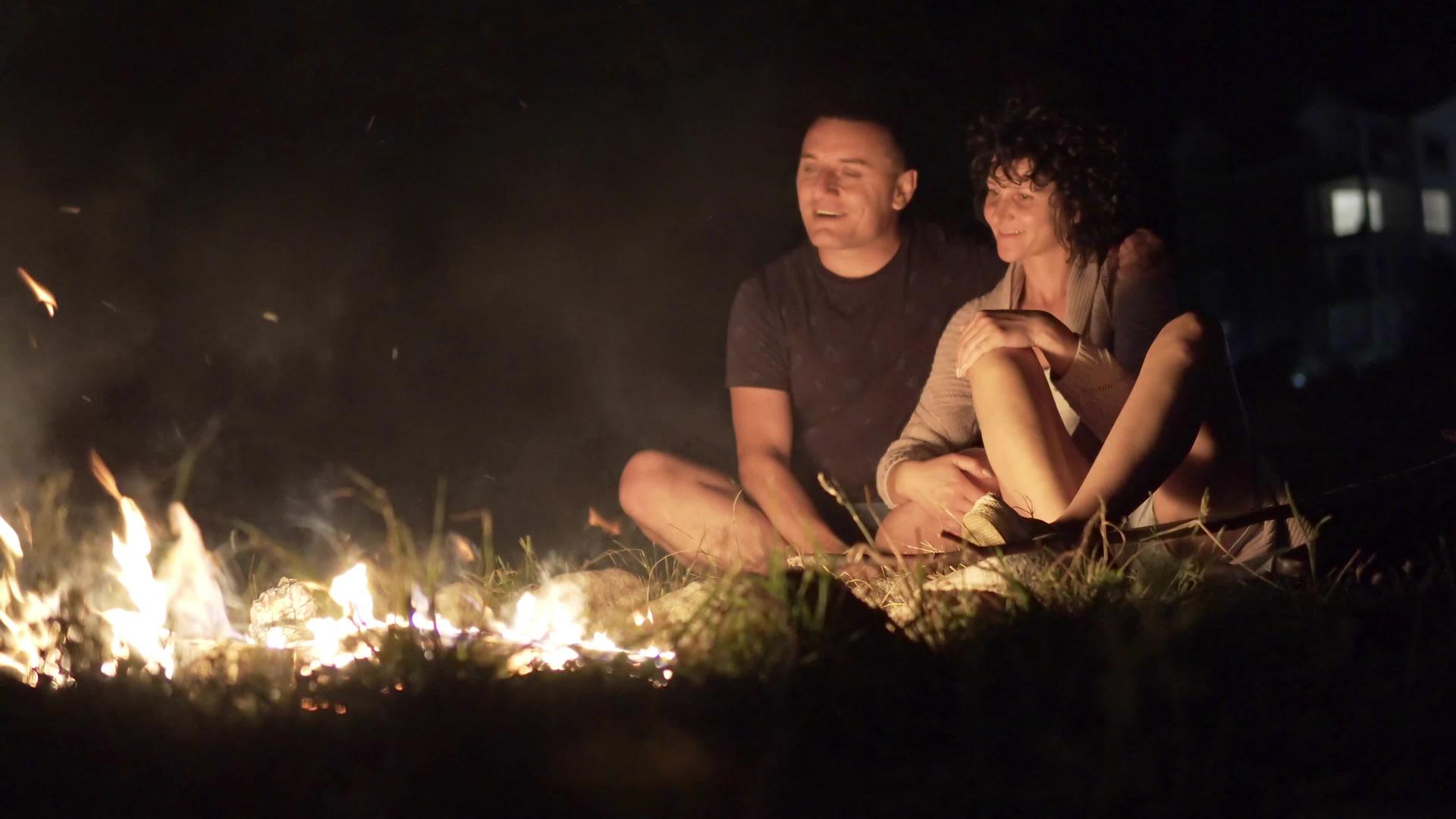 恋爱中的恋人坐在营火旁边视频的预览图