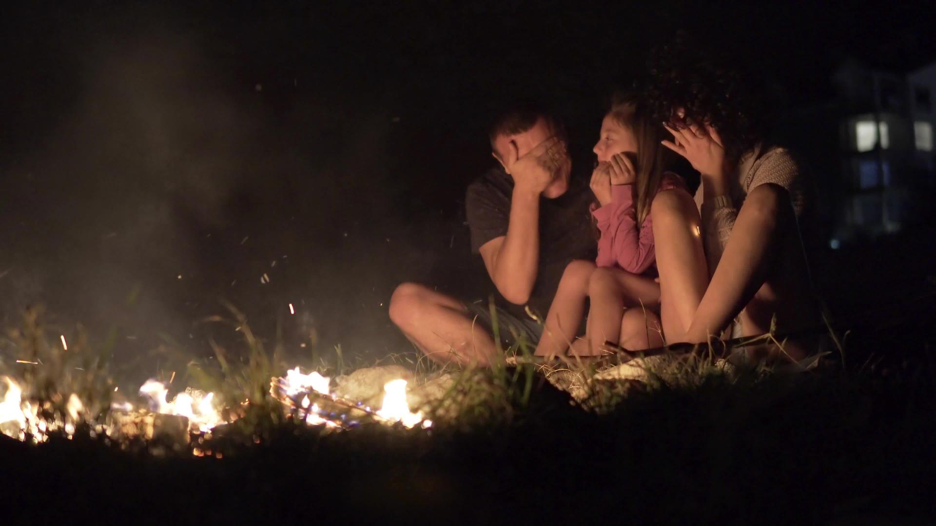 晚上在大型户外营火附近休息视频的预览图