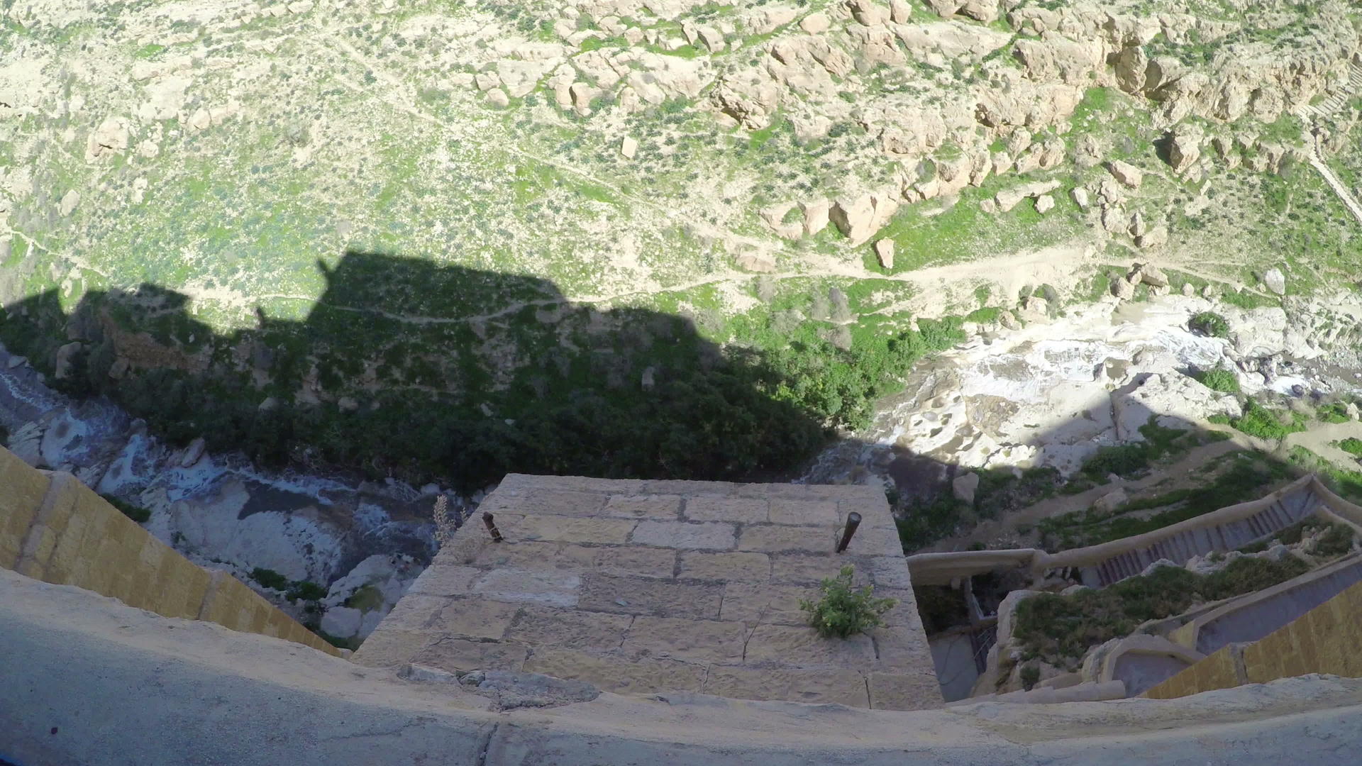 从Judean沙漠平原伊斯雷尔的正统修道院阳台视频的预览图