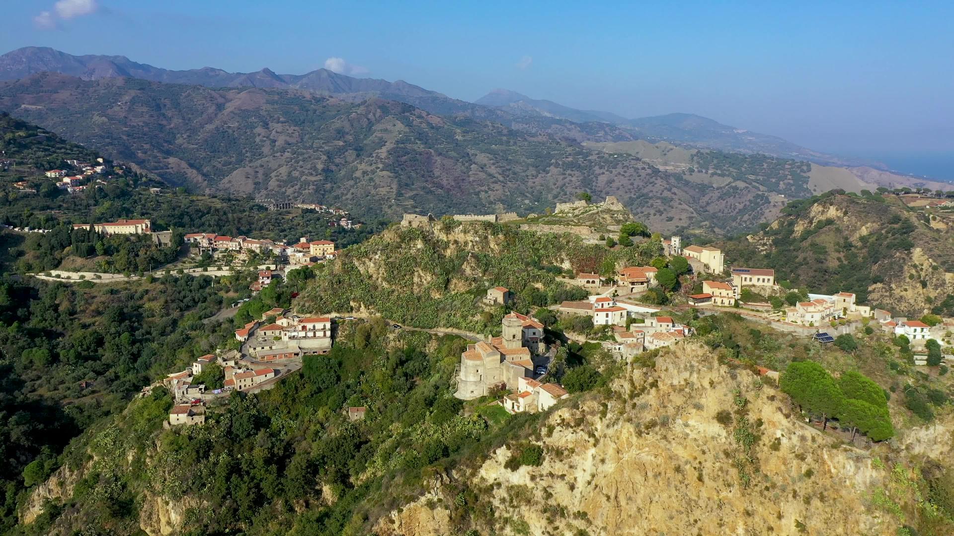 西西里岛萨沃卡村的鸟瞰图视频的预览图