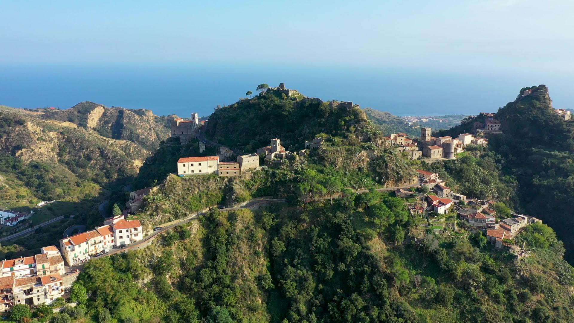 西西里岛萨沃卡村的鸟瞰图视频的预览图