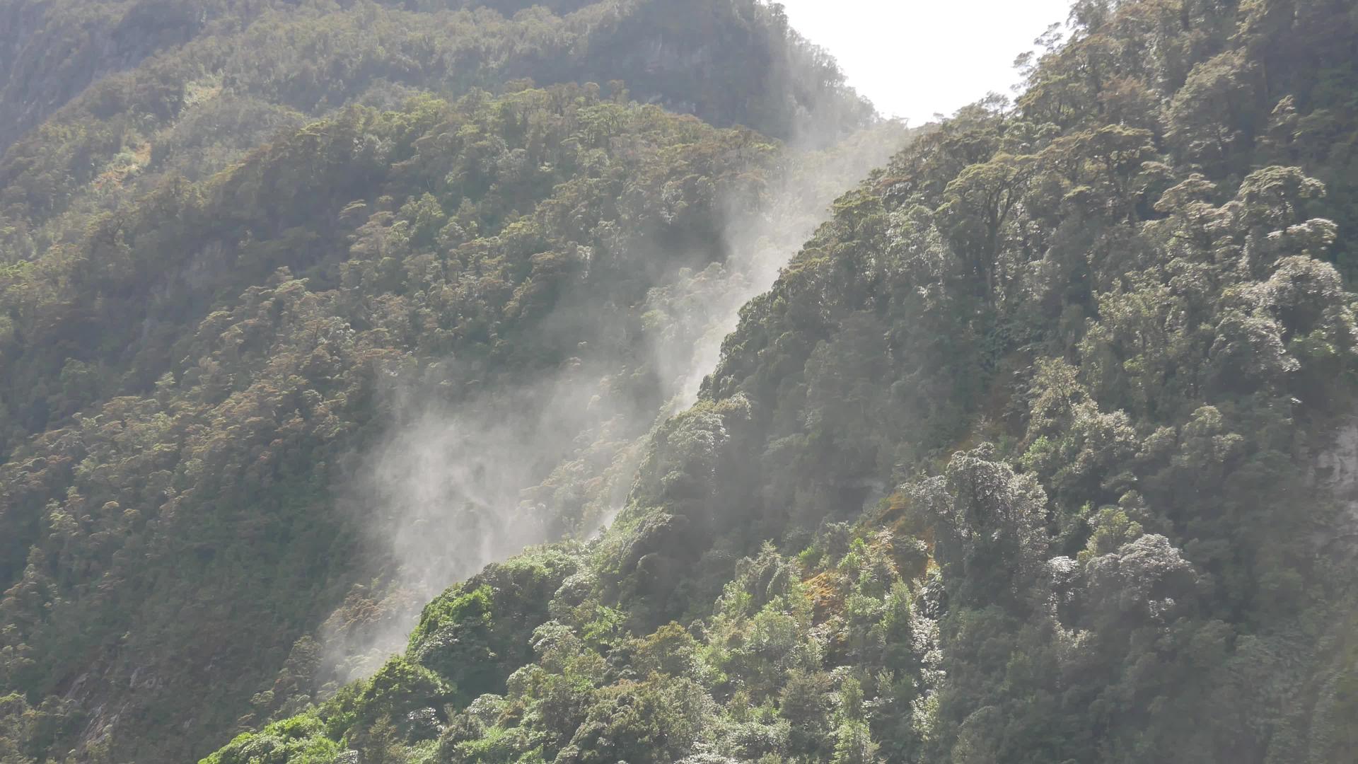 瀑布中的水滴视频的预览图