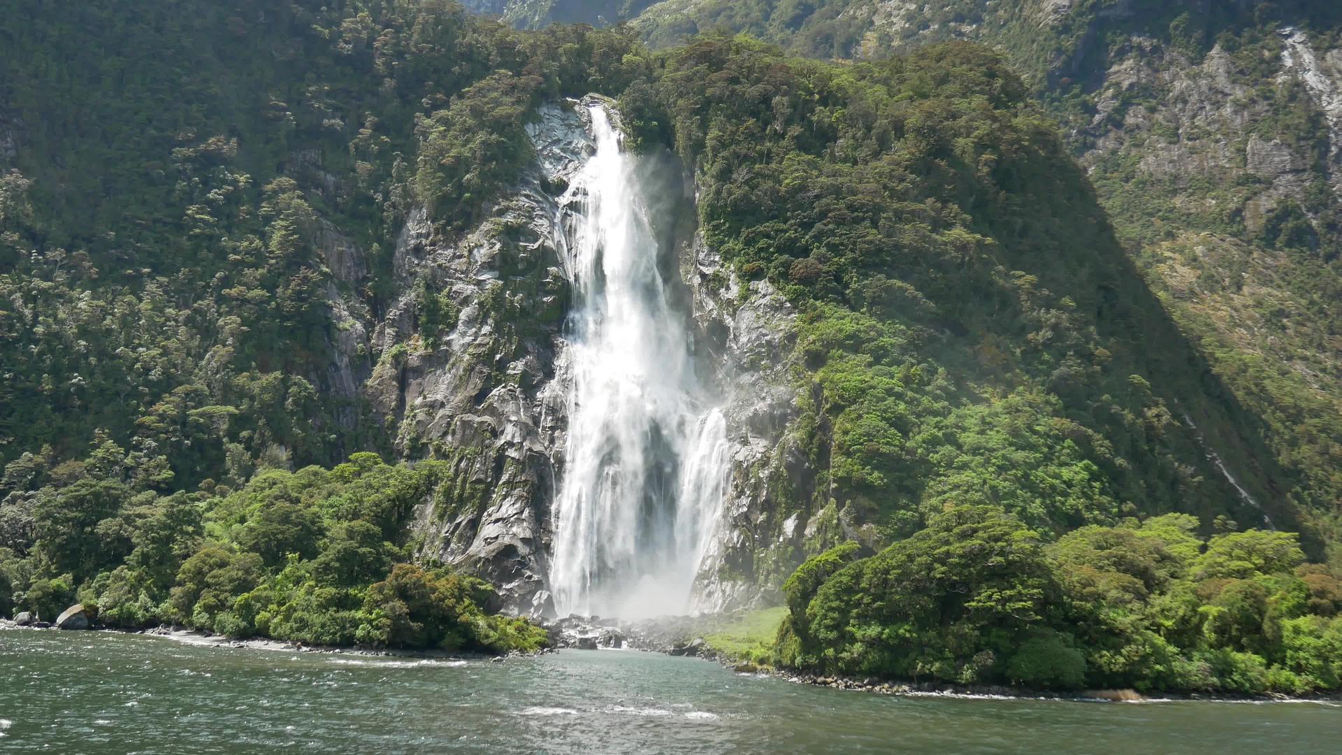 美丽的瀑布在米尔福德的声音视频的预览图