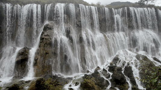 吉祖海谷瀑布的秋天风景视频的预览图