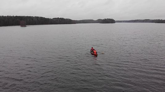 秋天三个人在芬兰湖上钓鱼视频的预览图