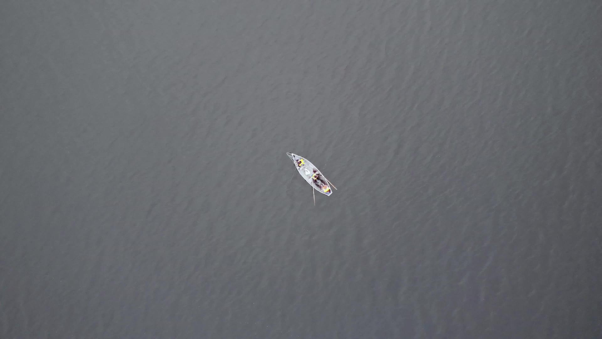 三个人在船上钓鱼在湖上钓芬兰鸟视频的预览图