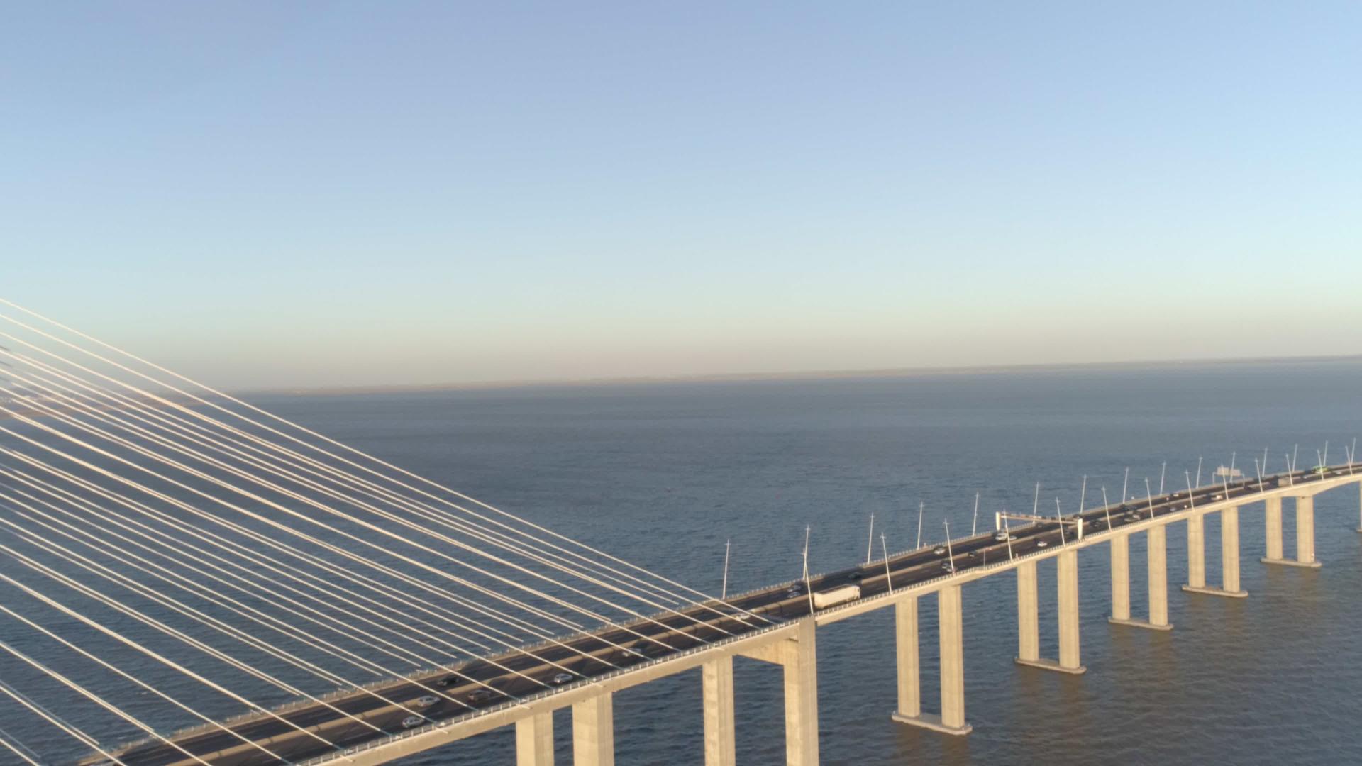 PonteVascodaGama无人驾驶飞机在桥上飞行视频的预览图