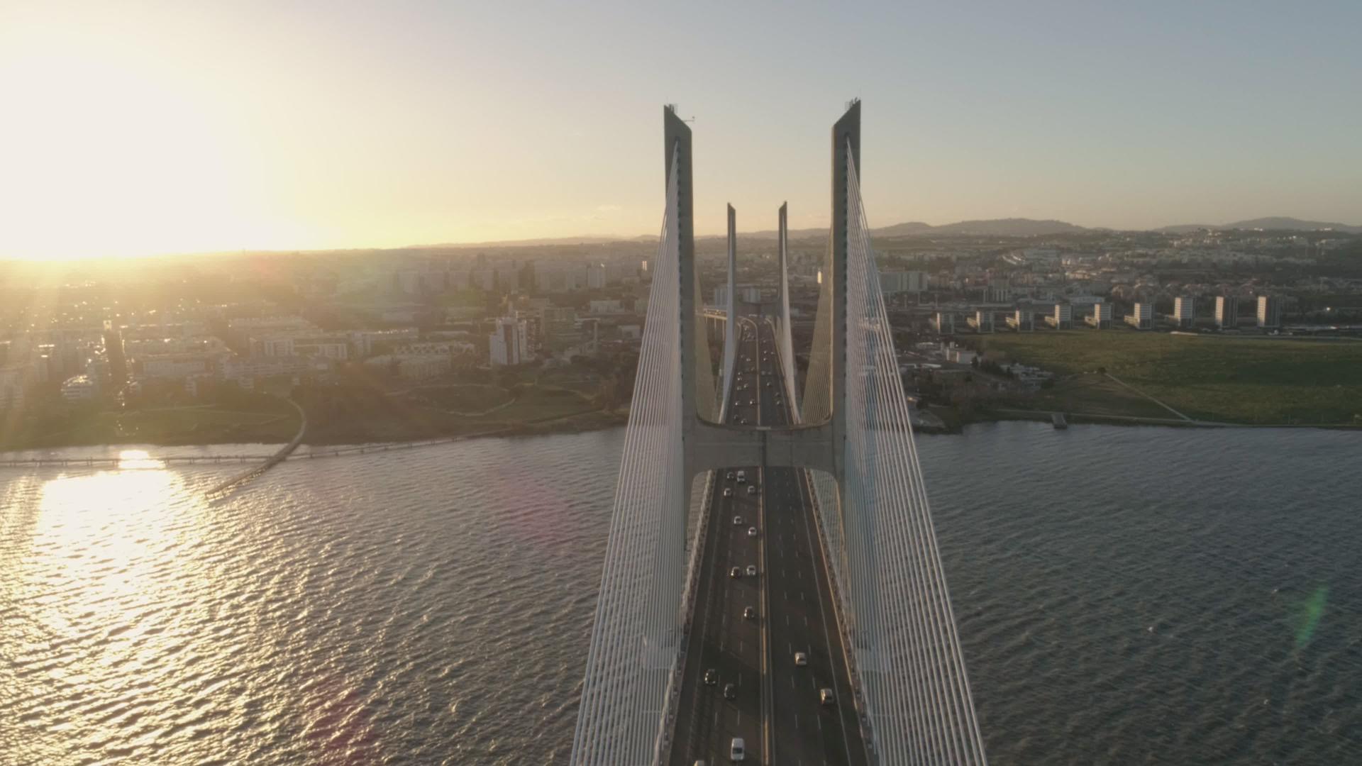PonteVascodaGama无人驾驶飞机在桥上飞行视频的预览图