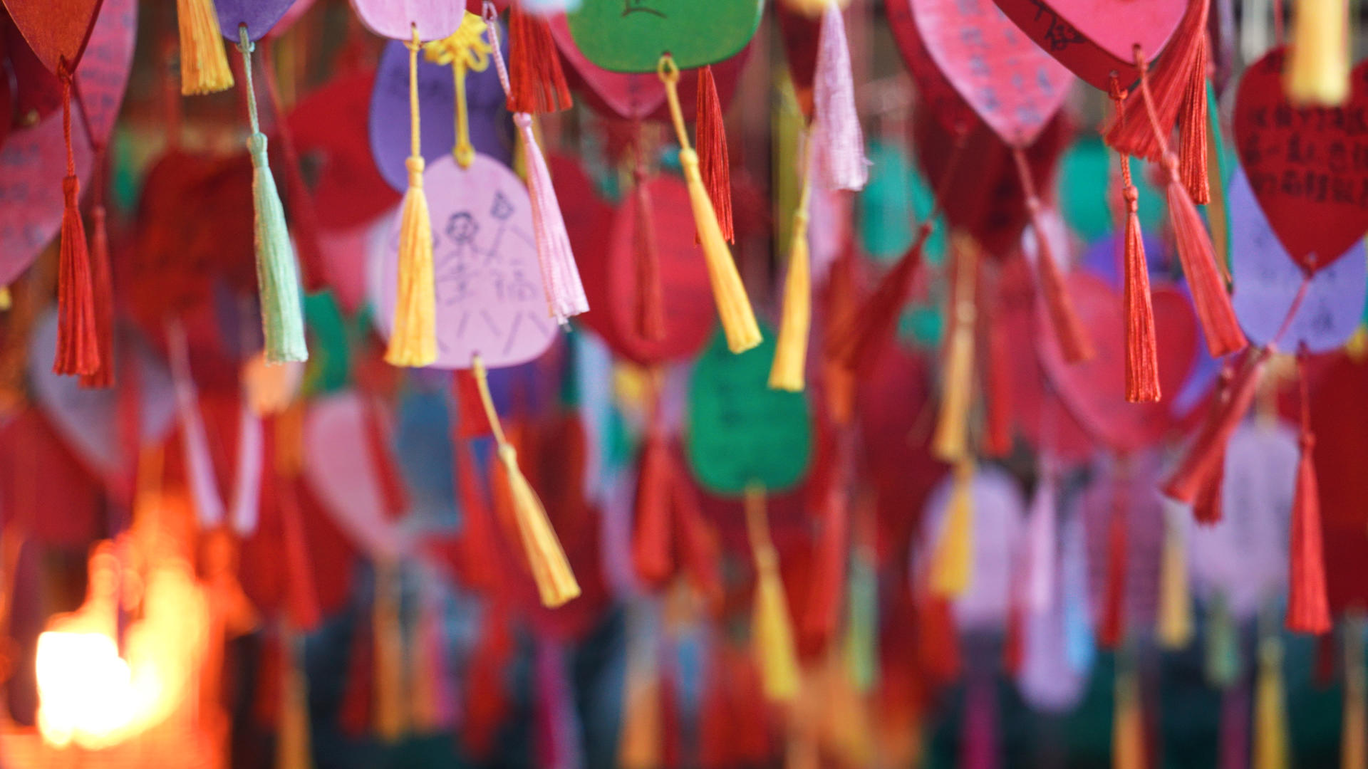 慢镜头升格拍摄4k素材传统节日丽江古城民俗祈福牌视频的预览图