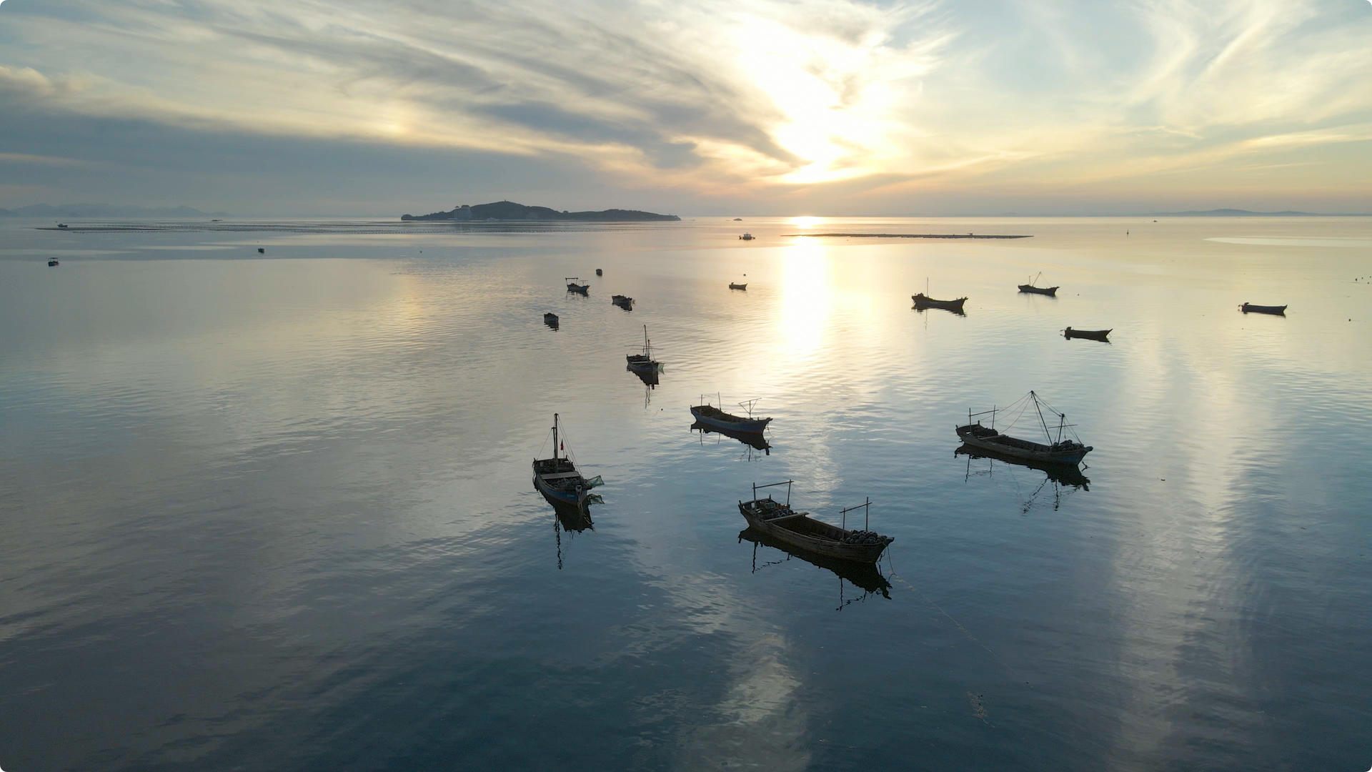 4k60帧夕阳下的渔船视频的预览图