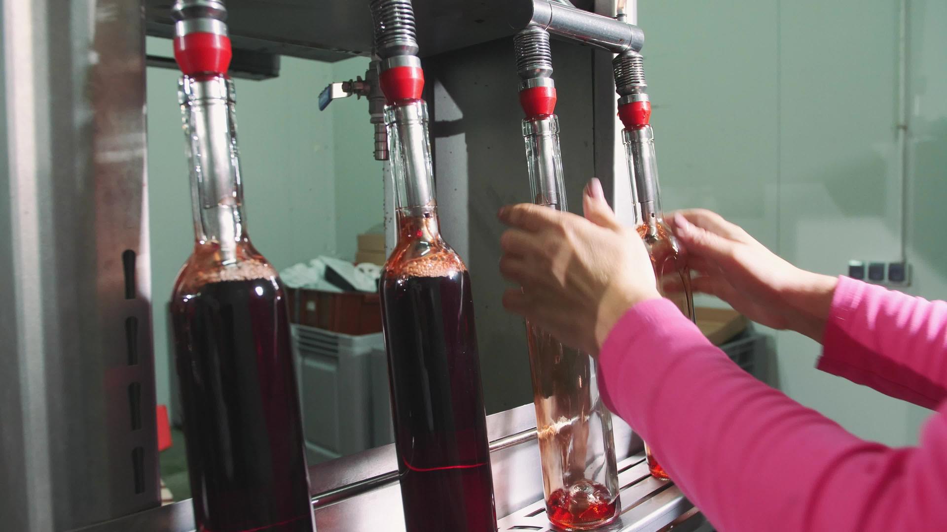 装瓶红酒的过程视频的预览图