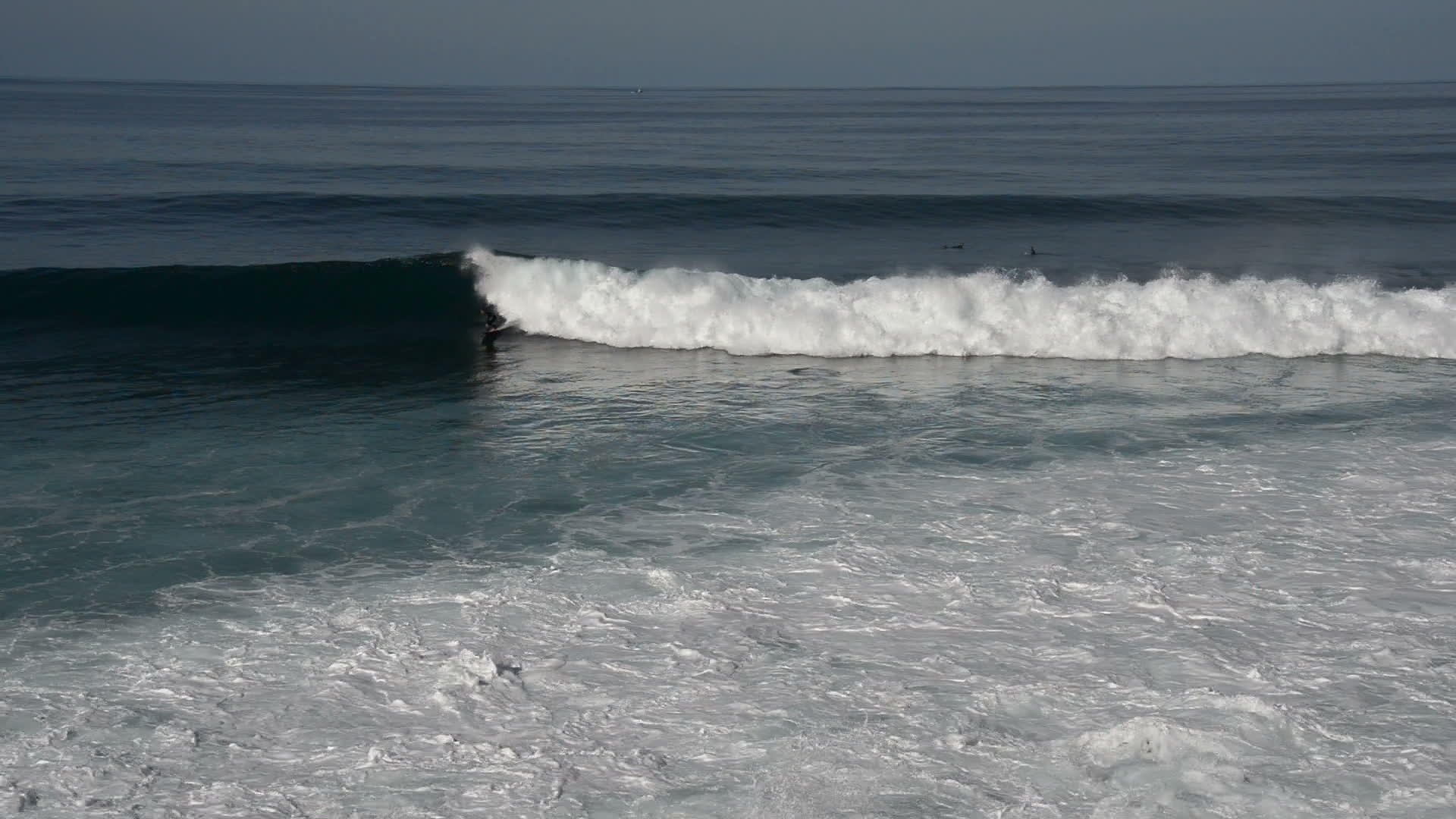 在波浪中冲浪属于马吉拉Portugal视频的预览图