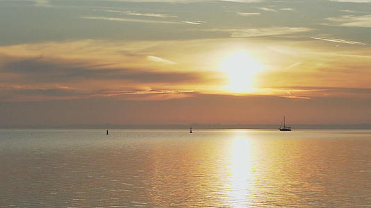 清晨黎明日出海面上移动的船视频的预览图