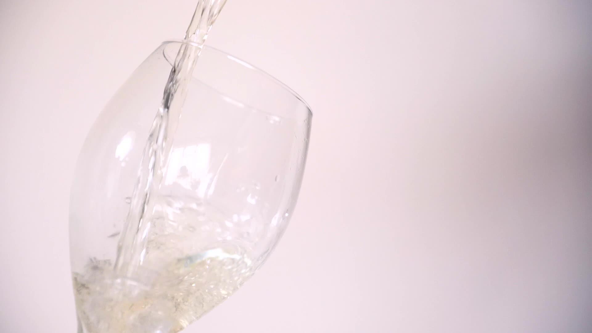 白酒在缓慢的水中沸腾视频的预览图