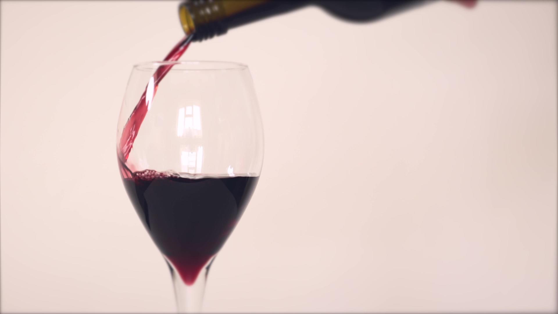 将红酒倒入玻璃杯中视频的预览图