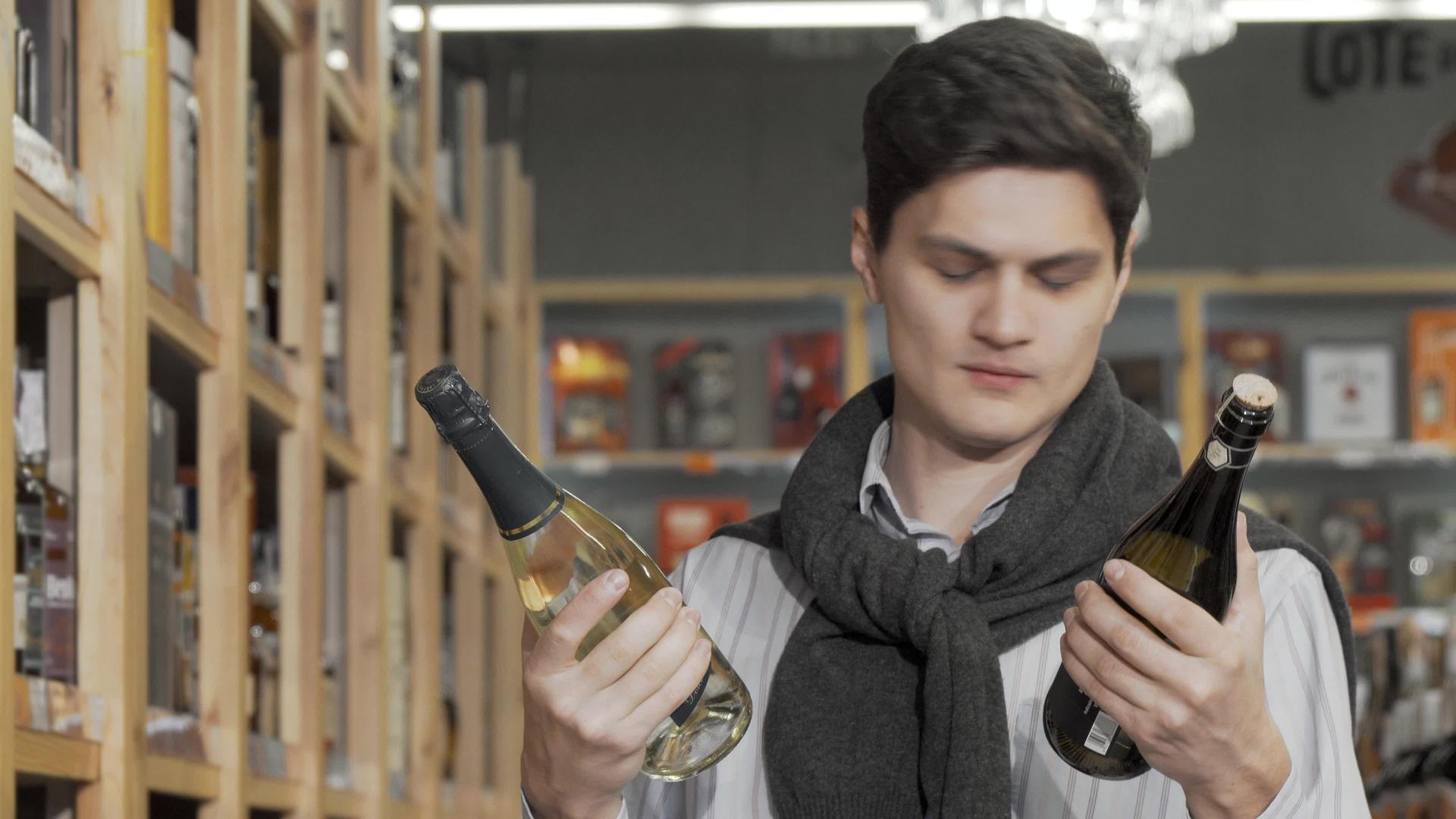 吸引人的年轻人选择在两瓶葡萄酒之间购买视频的预览图