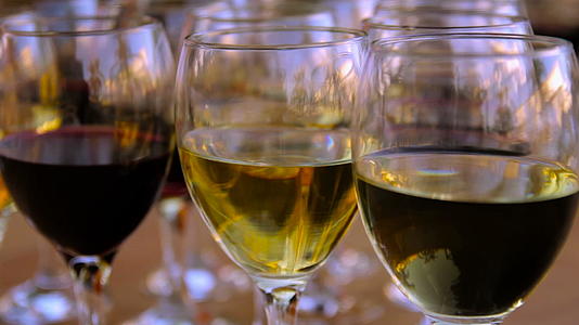 红酒和白酒在木桌上视频的预览图