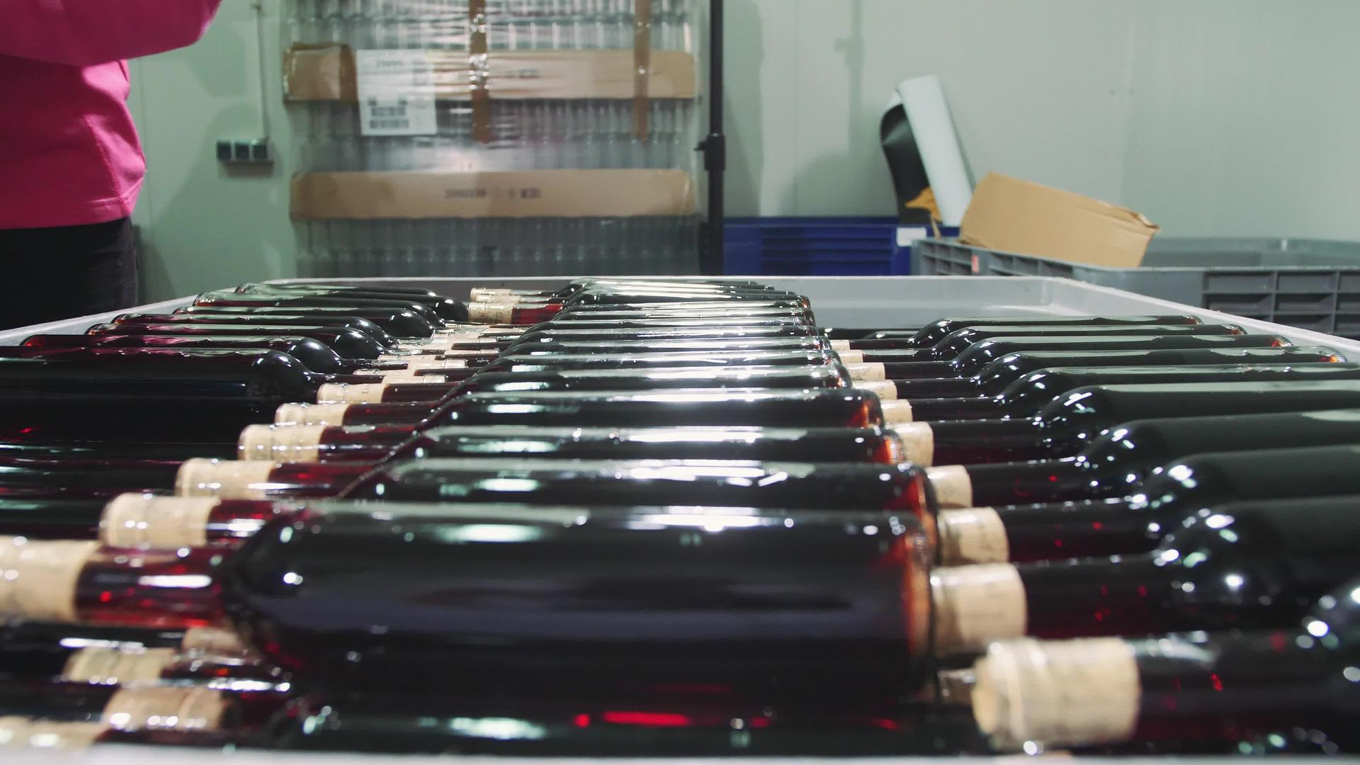 种植工人将酒瓶装入集装箱视频的预览图