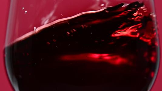 红酒在酒杯和红酒中摇摇晃晃视频的预览图