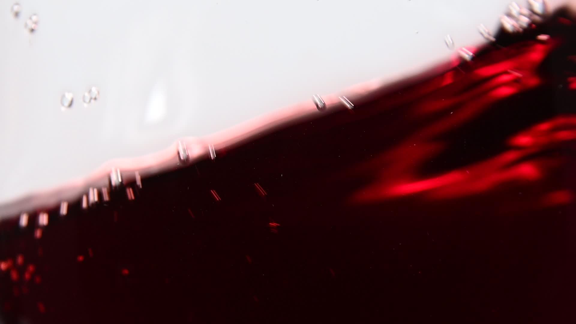 红酒在酒杯里变成白色视频的预览图