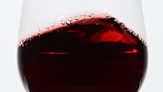 红酒在酒杯里变成白色视频的预览图