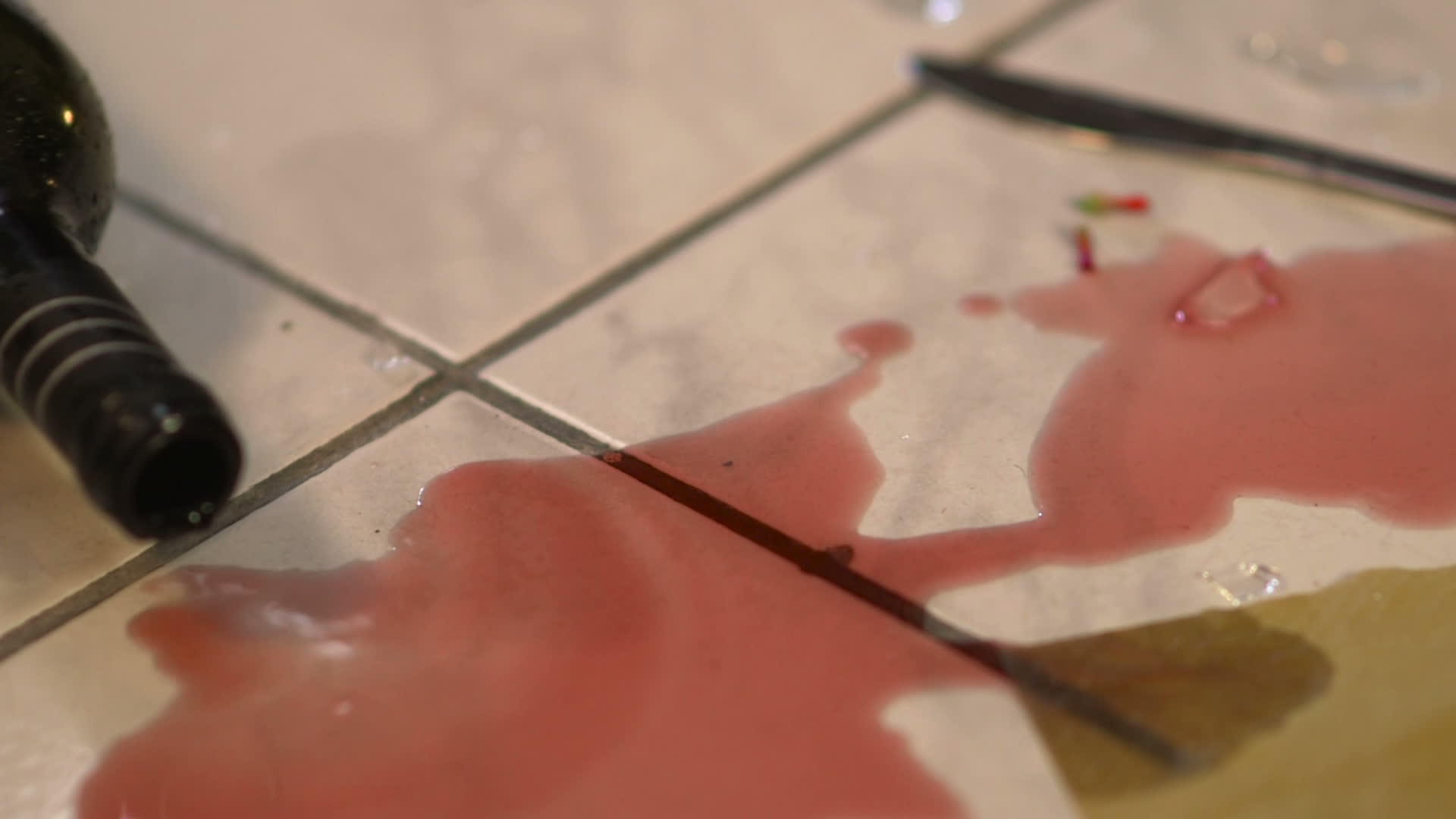 红酒倒在地上视频的预览图