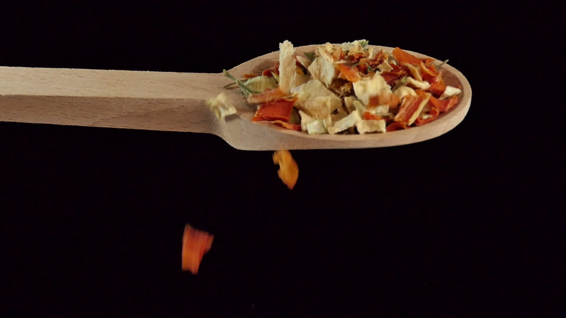一勺干蔬菜香料和食品原料慢动体素视频的预览图