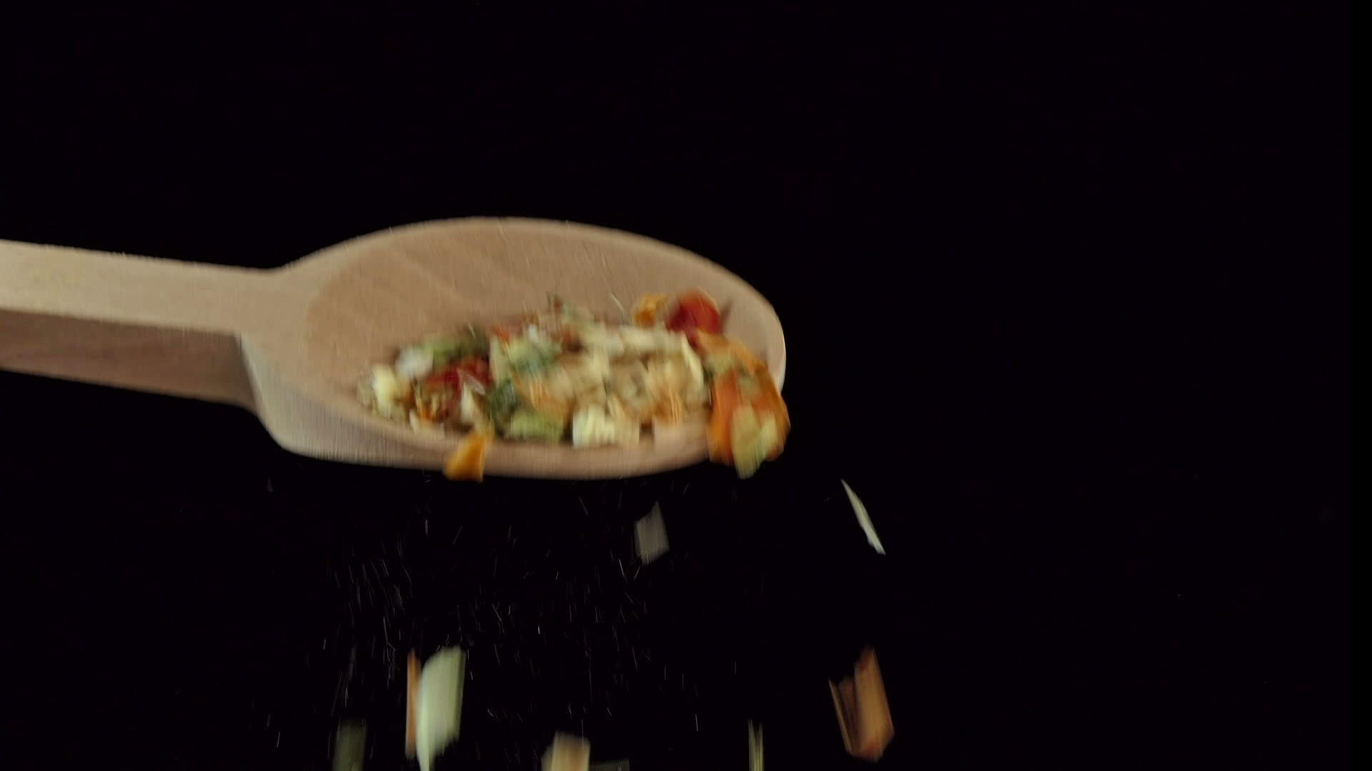 一勺干蔬菜香料和食品原料视频的预览图