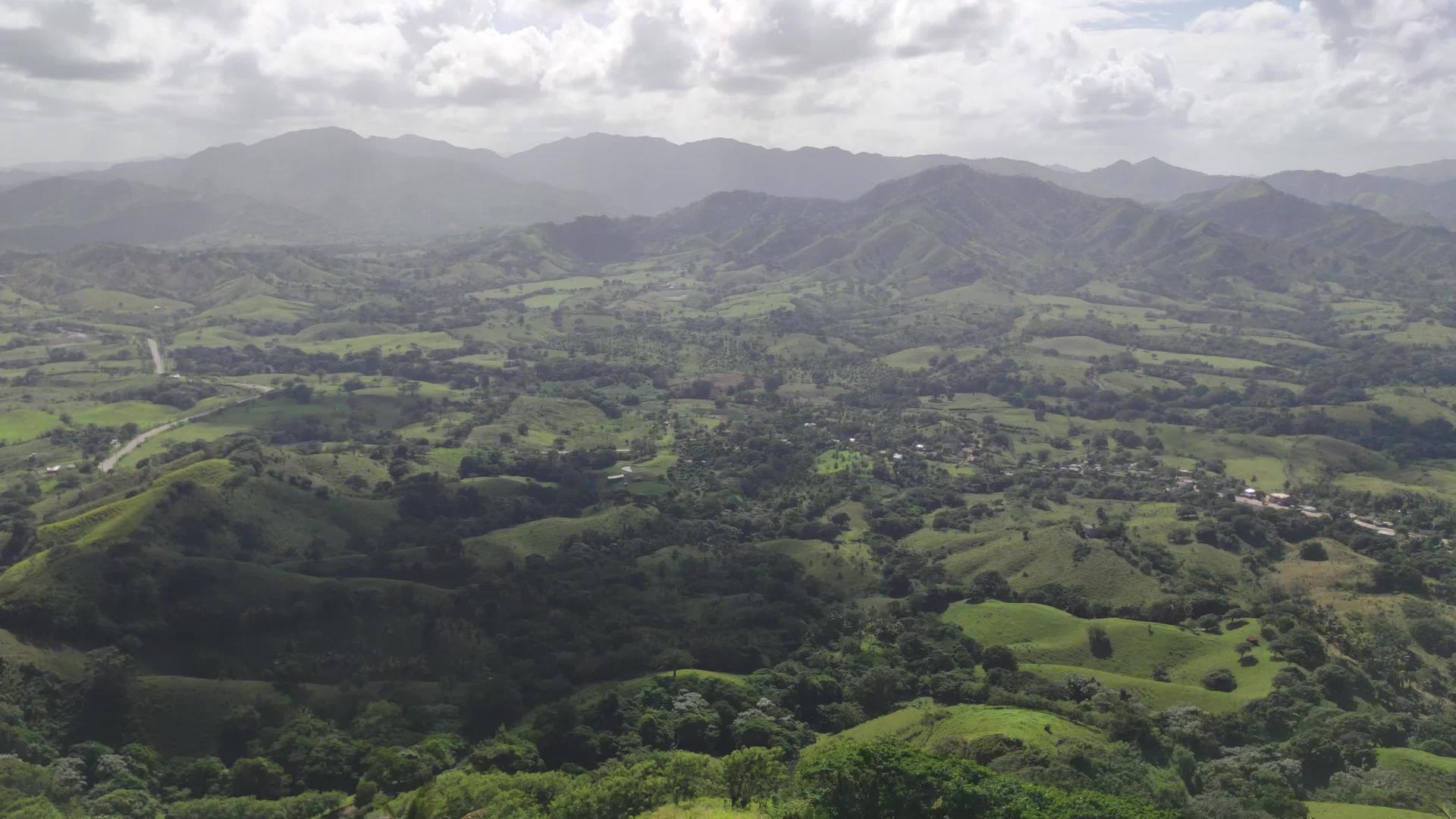 多米尼卡共和国蒙塔纳红山全景7视频的预览图