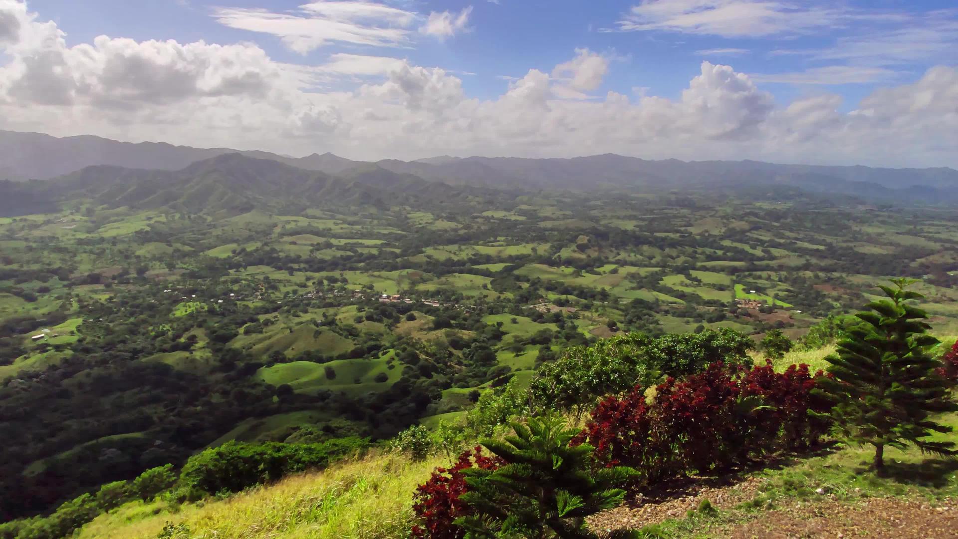 蒙塔纳红山全景在多米尼卡共和国视频的预览图