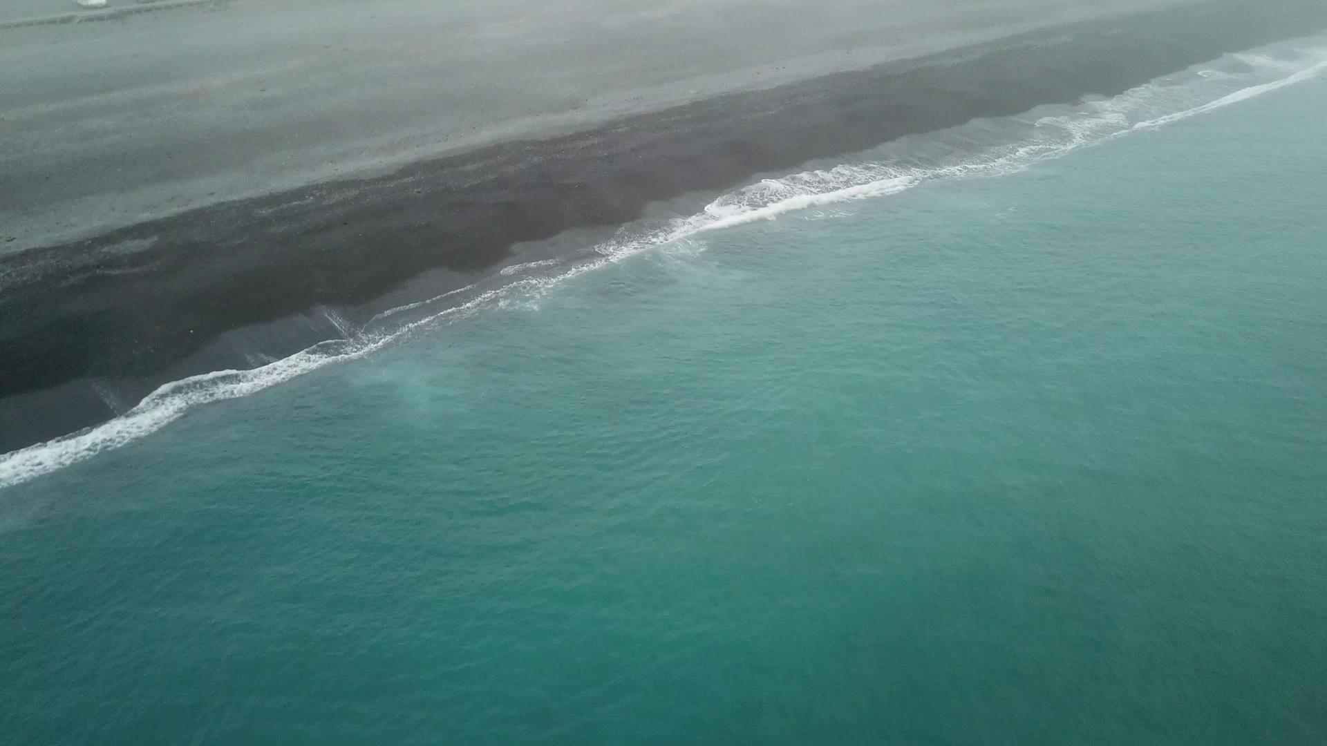 在海面和Kaikoura观察陆地上的空气喷雾视频的预览图