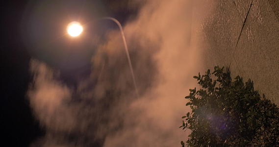 夜间在户外散布的街道灯笼和烟雾视频的预览图