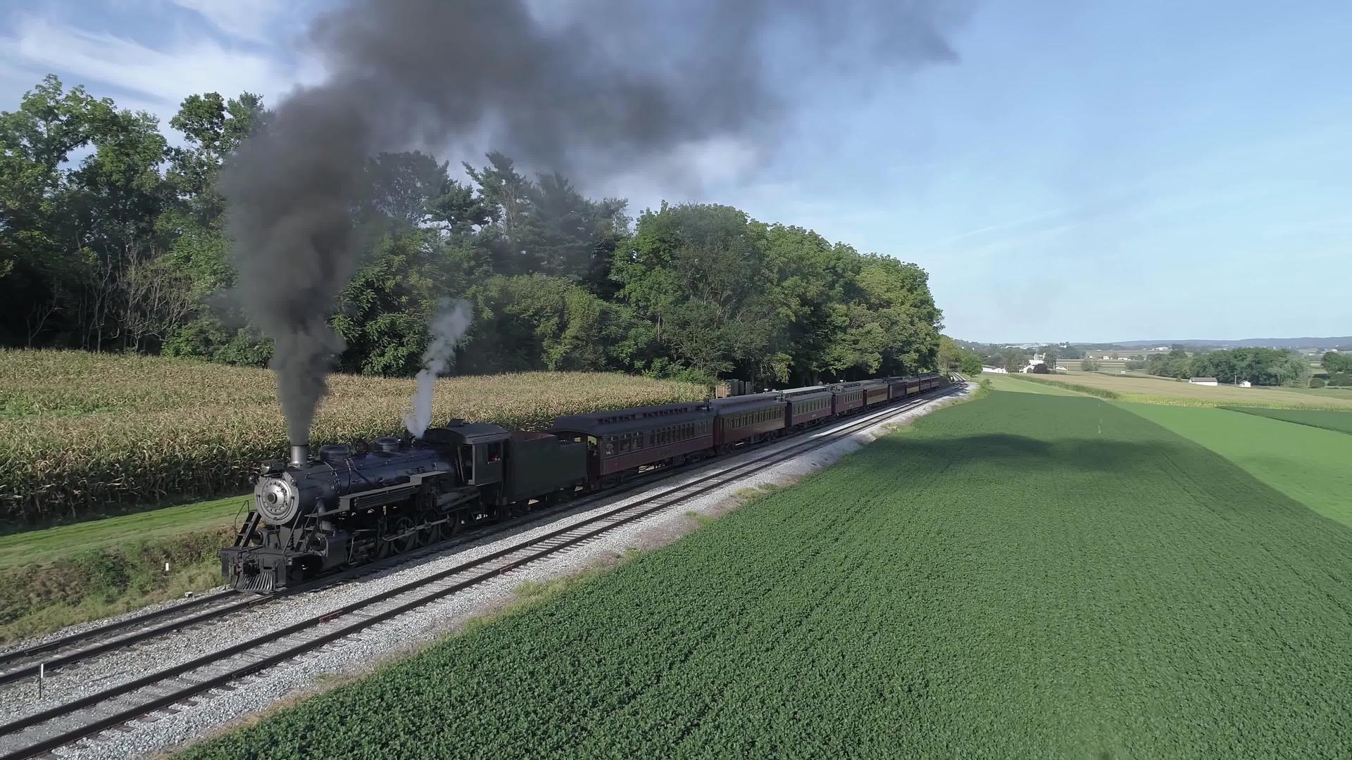 古董恢复了从车站拖出烟雾的蒸汽机车视频的预览图