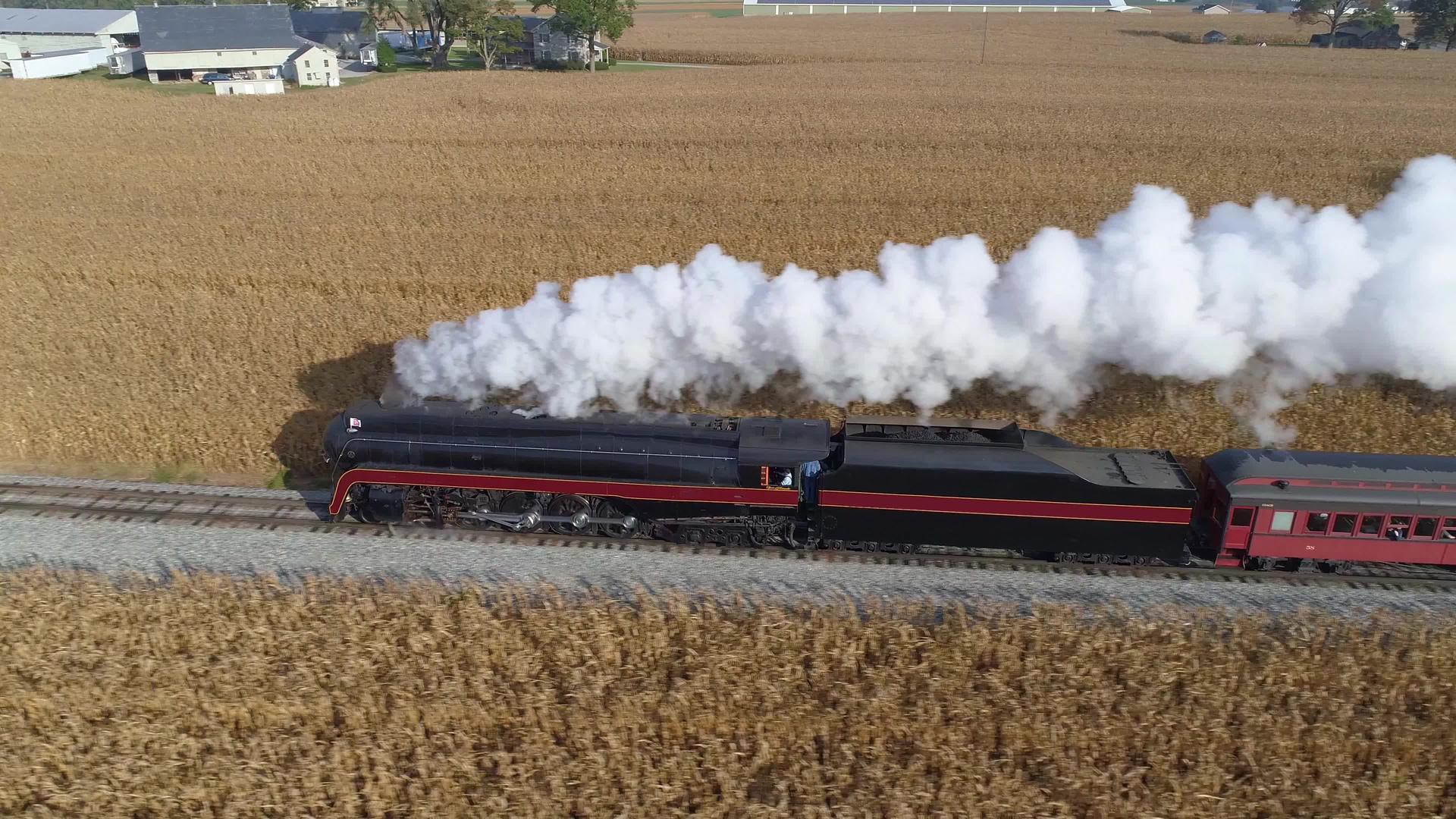 蒸汽机恢复后当公交车被拖到农田时蒸汽机的空中侧面被发送到农田视频的预览图