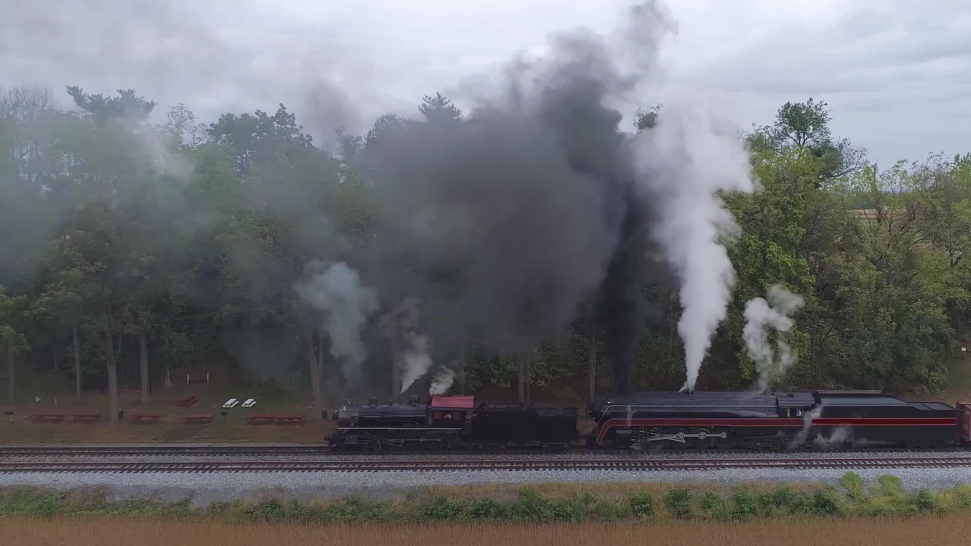 两辆蒸汽机车双向航向一列火车向上行驶视频的预览图