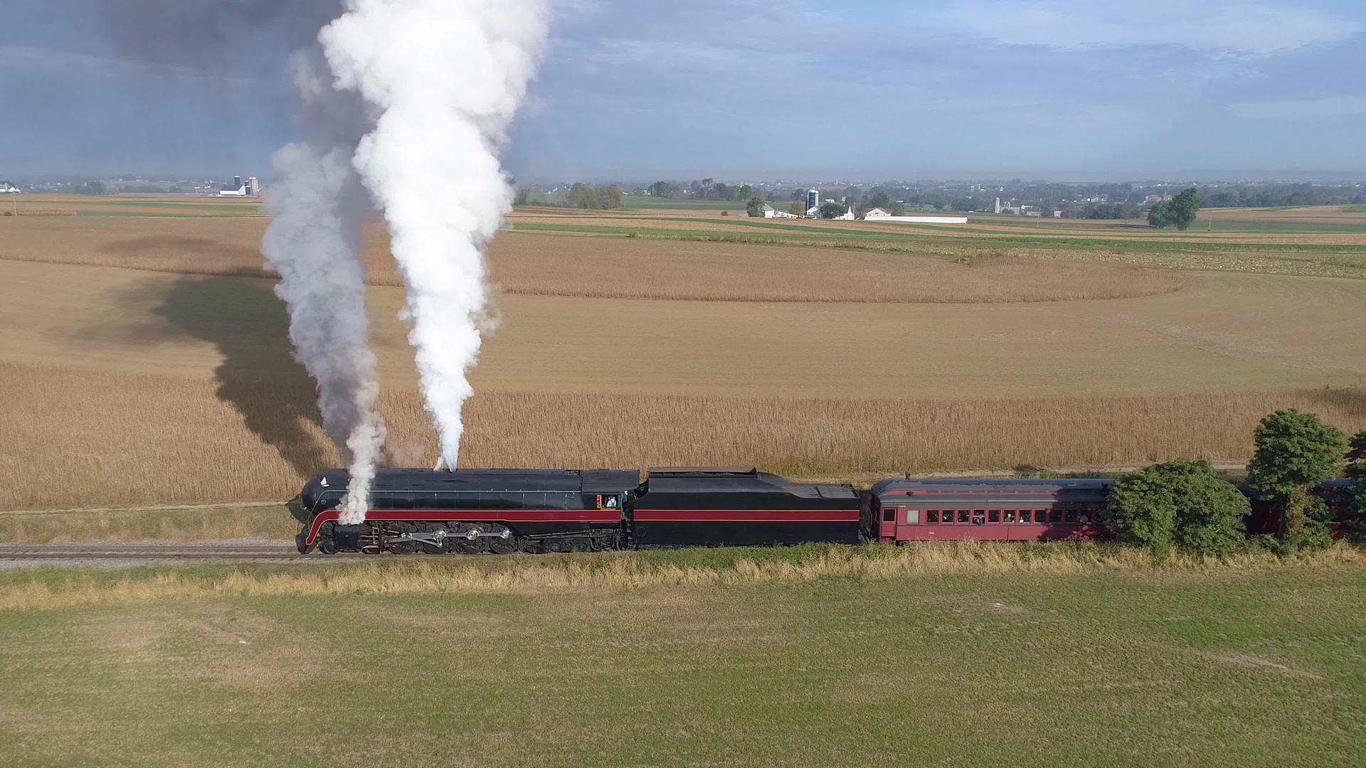蒸汽机恢复后当公交车被拖到农田时蒸汽机的空中侧面被发送到农田视频的预览图
