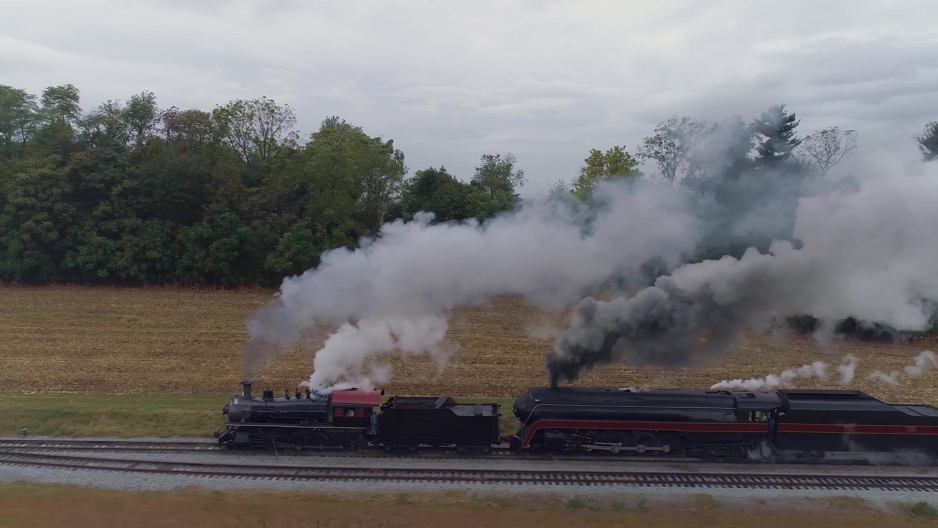 两辆蒸汽机车双向航向一列货运列车沿途喷涌视频的预览图