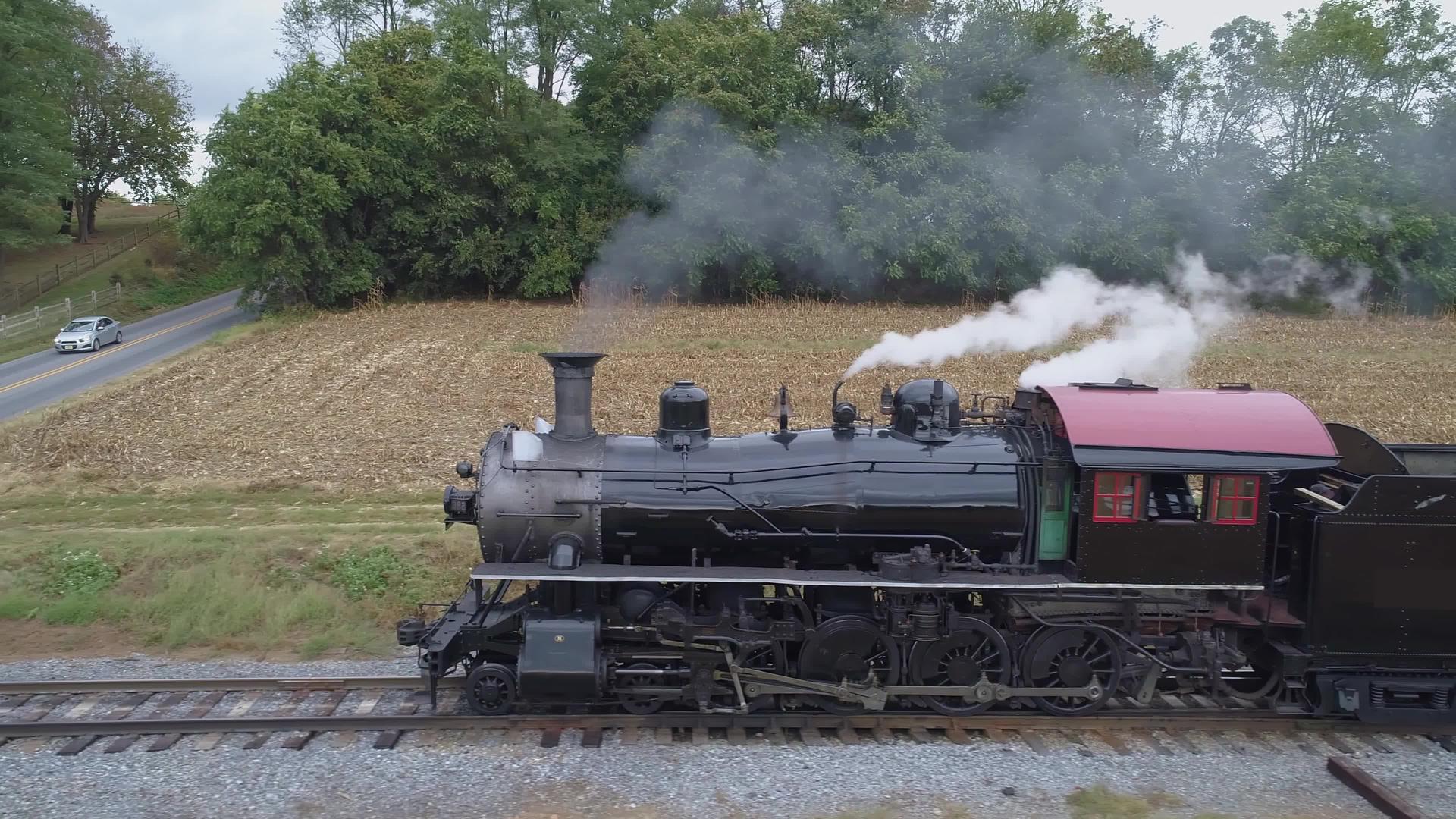 一辆蒸汽机车的货运列车慢慢地从侧翼拉出视频的预览图