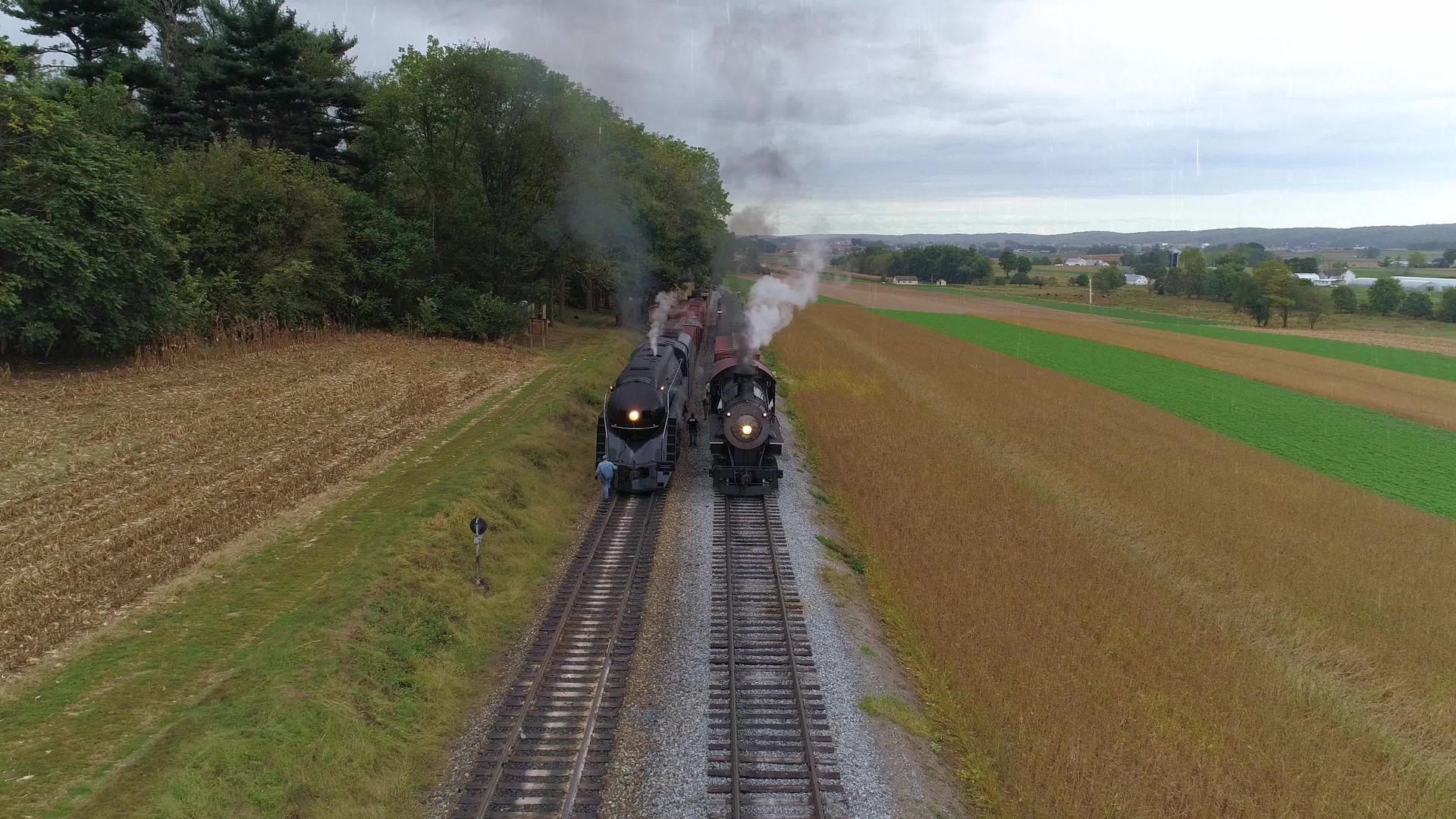 两辆蒸汽机车肩并肩向一侧移动视频的预览图
