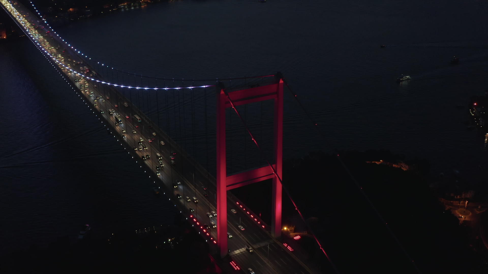 夜晚在伊斯坦布尔岛的红磷桥上汽车进入城市空中视频的预览图