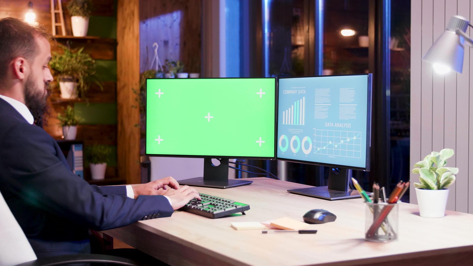西装管理器使用绿色屏幕在电脑上打字视频的预览图