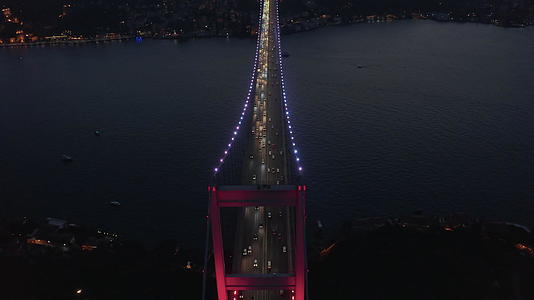 黄褐色美丽的红桥在夜晚的红灯下穿过双硫磷乘坐汽车交通视频的预览图