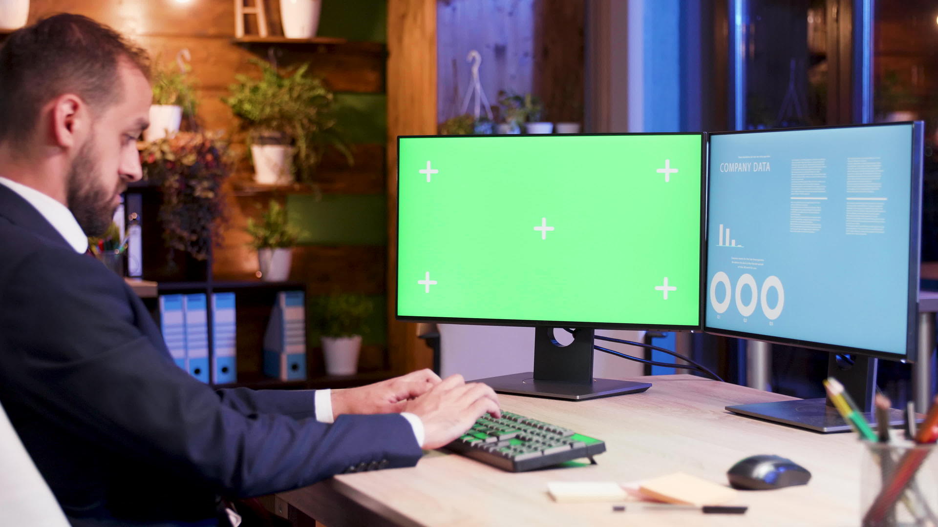 在电脑上用绿色屏幕打字的西装商视频的预览图