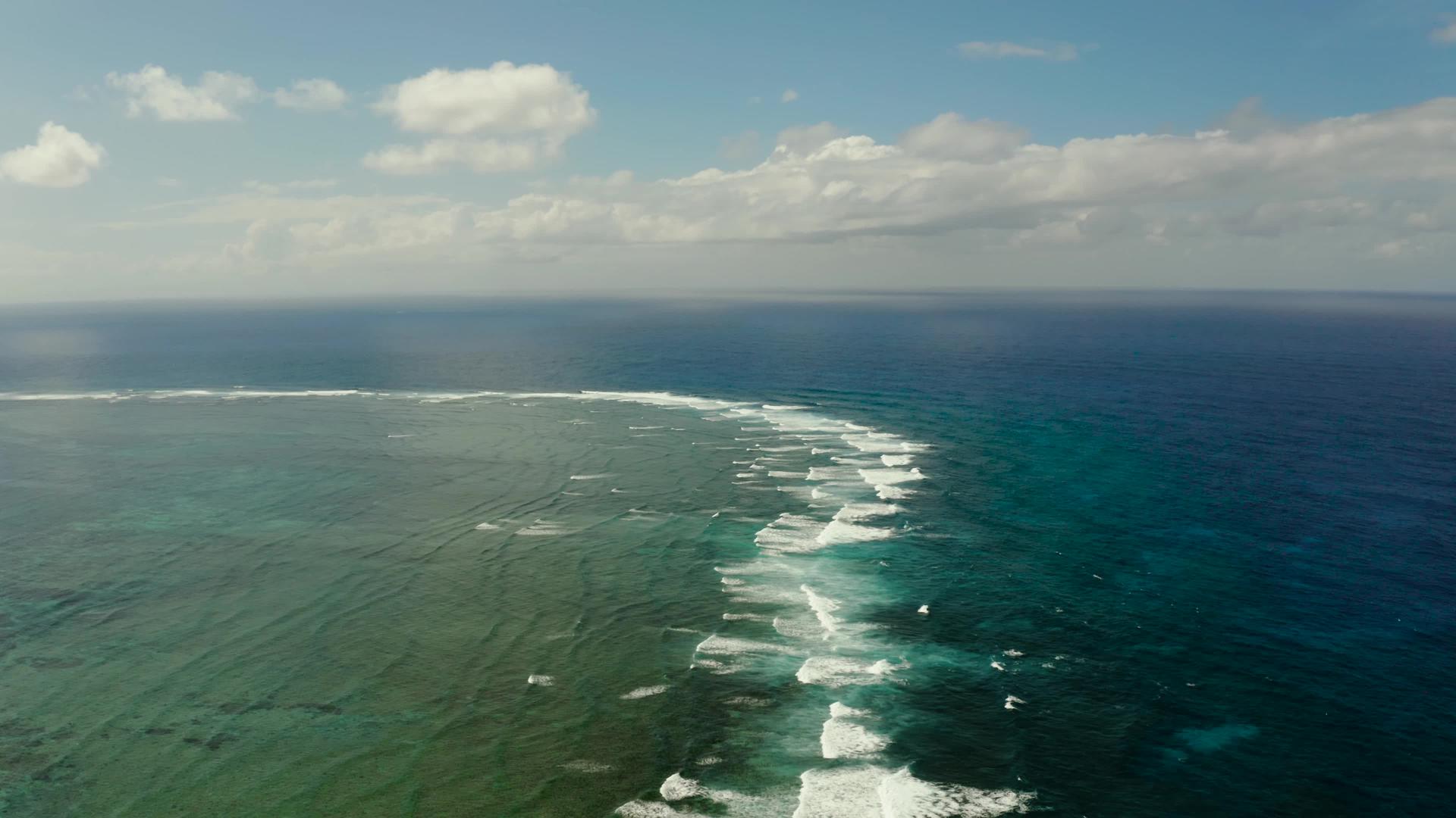 观察海景、蓝海景、蓝海和云彩视频的预览图