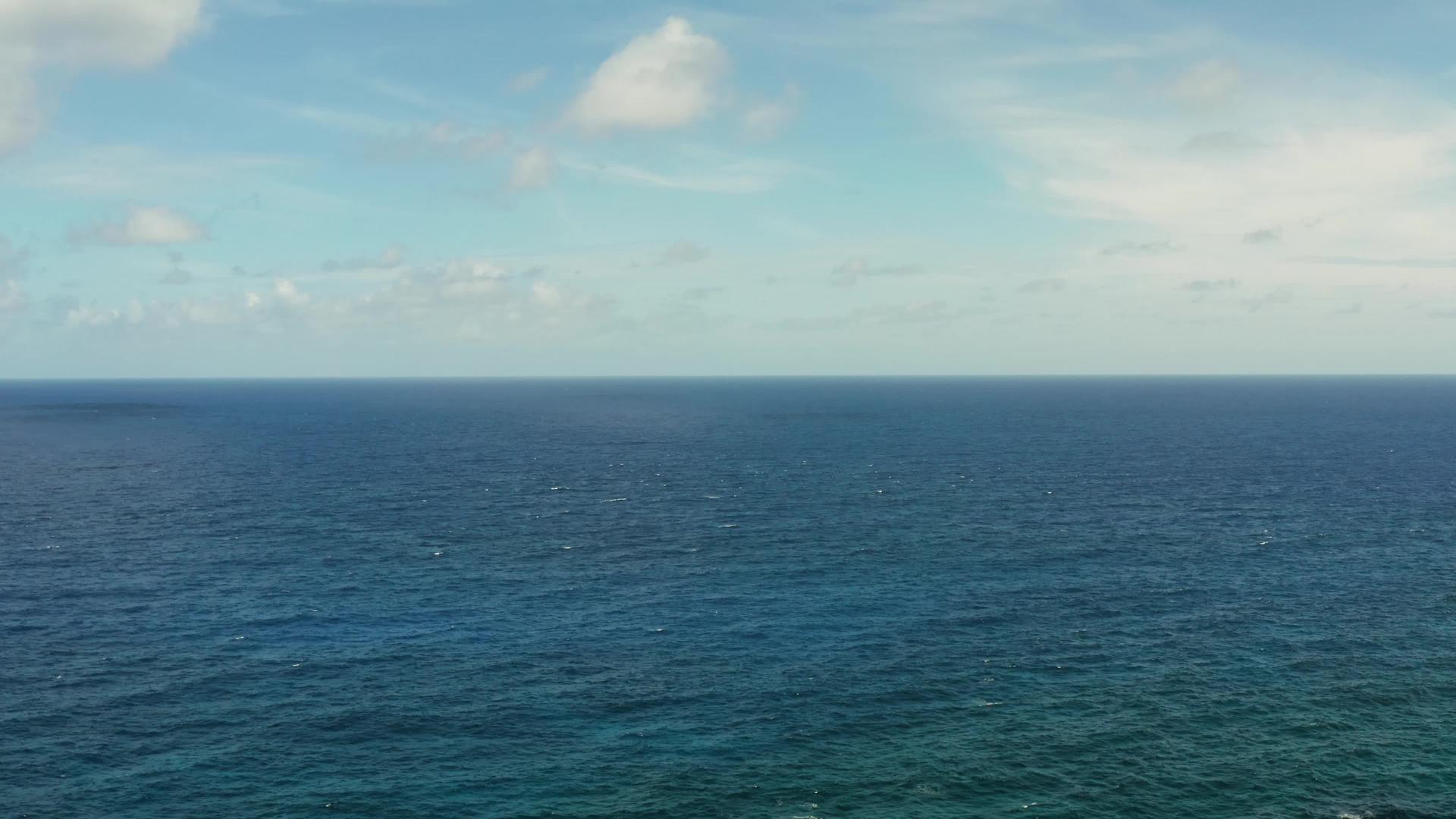 观察海景、蓝海景、蓝海和云彩视频的预览图