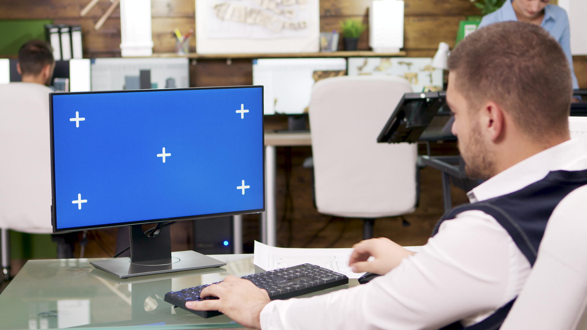 建筑师在电脑上用蓝色屏幕打字视频的预览图