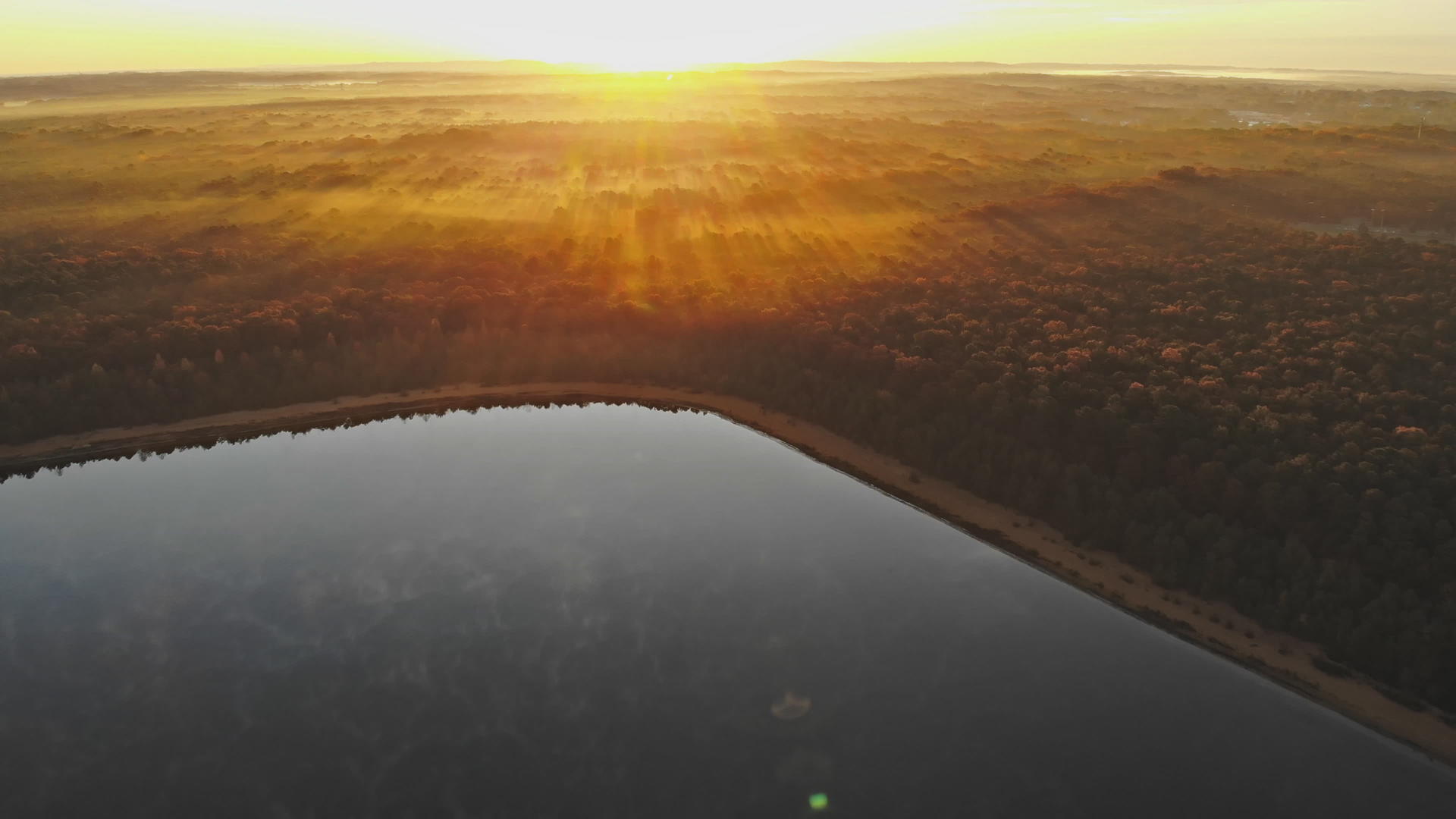 无人驾驶飞机在湖面上飞行美丽的雾在晨雾中视频的预览图